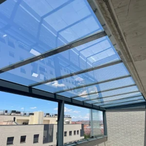 Cubierta de Cristal de una terraza moderna con día despejado y soleado