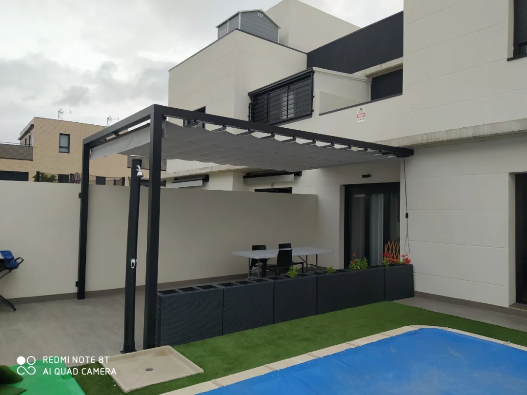 Pérgola 80x40 color gris en terraza con césped y piscina en día nublado