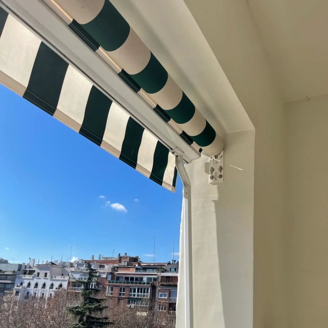 Toldo Portada de rayas verdes y blancas en balcón